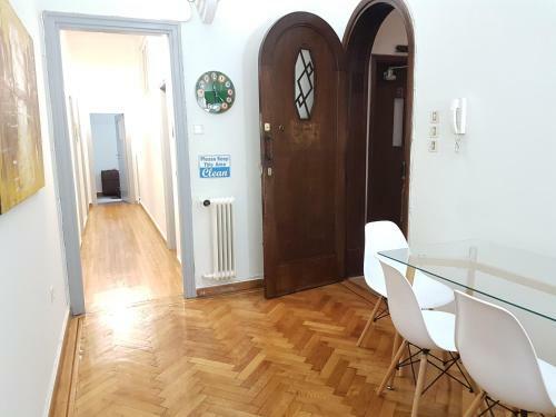 Apartamento Errathens Pine Red And Taupe