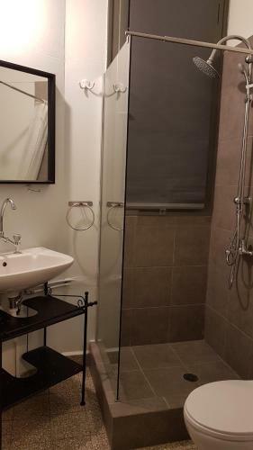Apartamento Errathens Pine Red And Taupe