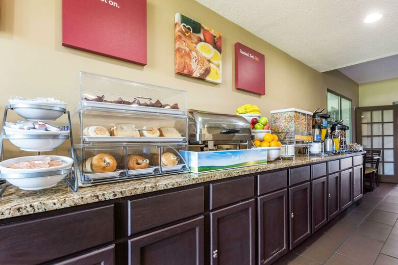 Hotel Comfort Suites Lansing
