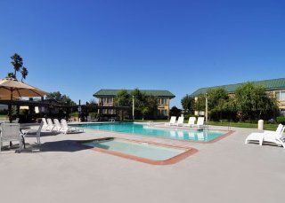 Hotel Clarion Inn & Suites