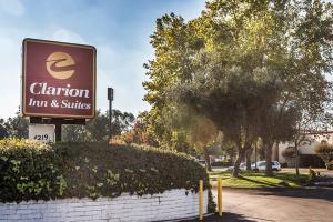 Hotel Clarion Inn & Suites