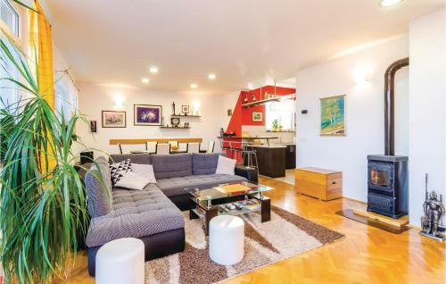 Three-bedroom Apartment In Bacina