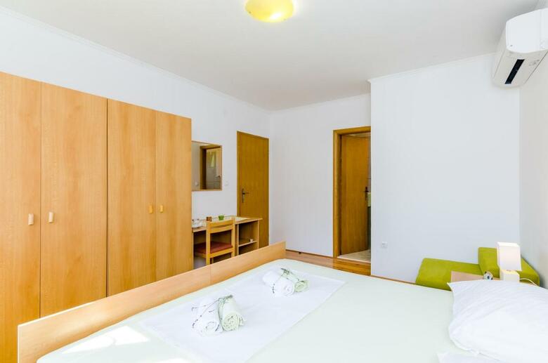 Hostal Apartment & Rooms Ma?din