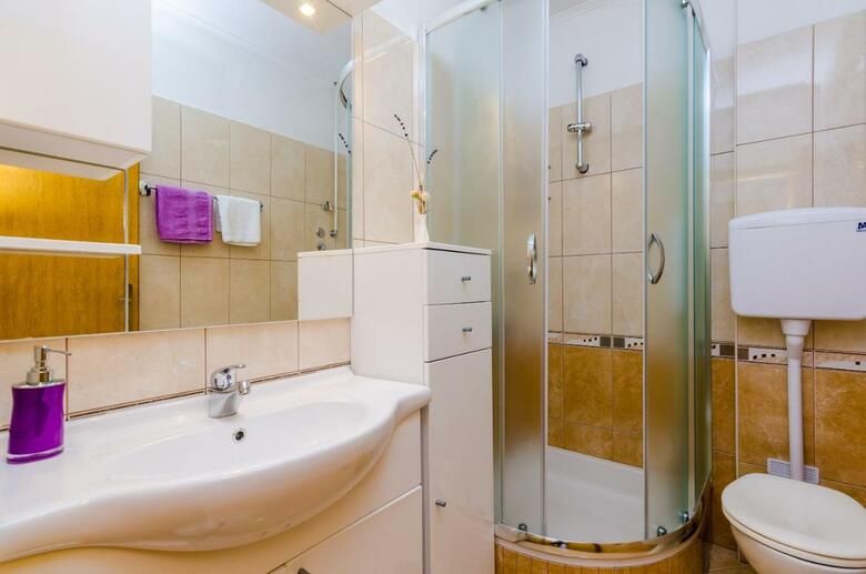Hostal Apartment & Rooms Ma?din