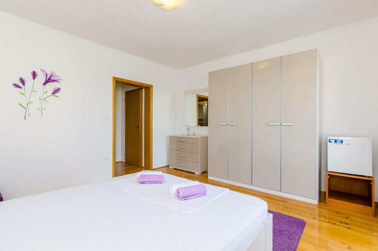 Hostal Apartment & Rooms Ma?din