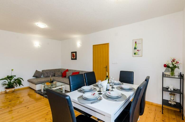 Hostal Apartment & Rooms Ma?din