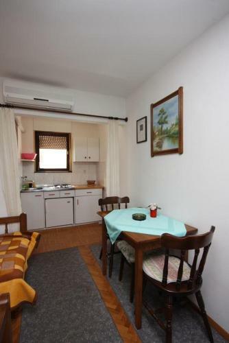 Apartments With A Parking Space Murter - 5102