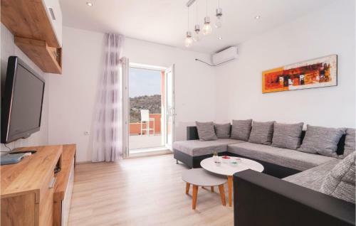 Two-bedroom Apartment In Blato