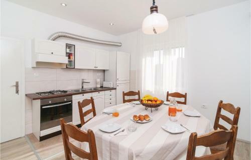 Two-bedroom Apartment In Blato