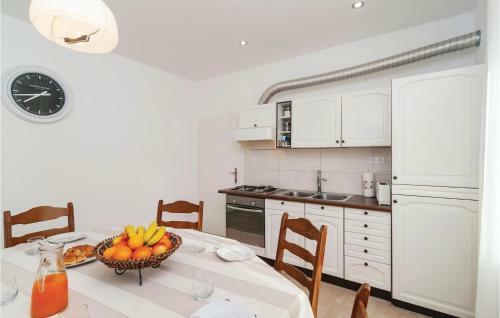 Two-bedroom Apartment In Blato