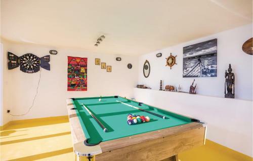 Three-bedroom Holiday Home In Brsecine