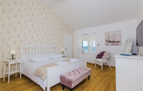 Three-bedroom Holiday Home In Brsecine