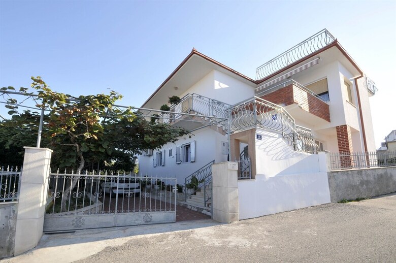 Apartments Mi�e