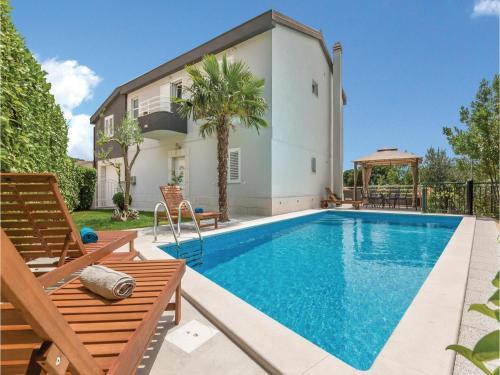 Six-bedroom Holiday Home In Prolozac Donji