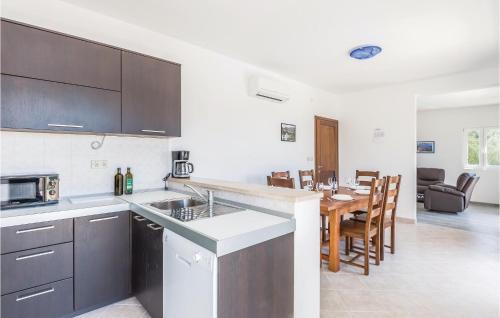 Three-bedroom Holiday Home In Raba