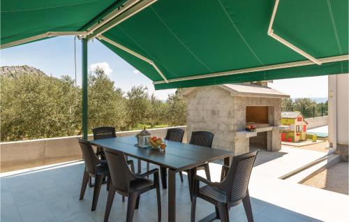 Three-bedroom Holiday Home In Raba
