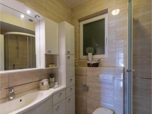 Three-bedroom Apartment In Duboka