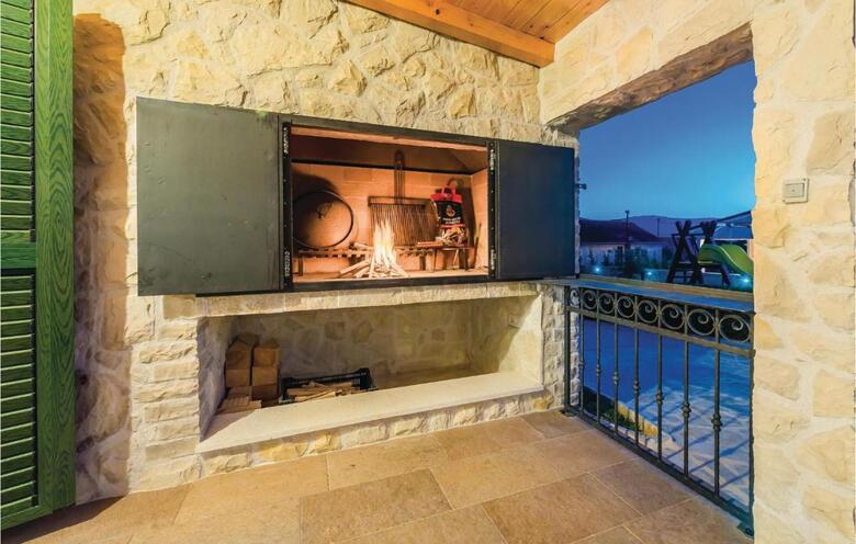 Four-bedroom Holiday Home In Dubrava