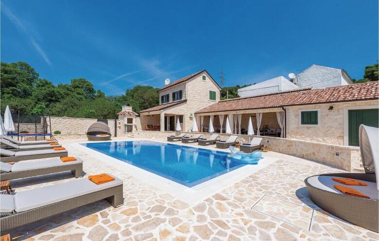 Four-bedroom Holiday Home In Dubrava