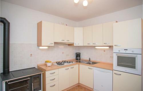 Two-bedroom Apartment In Zagvozd