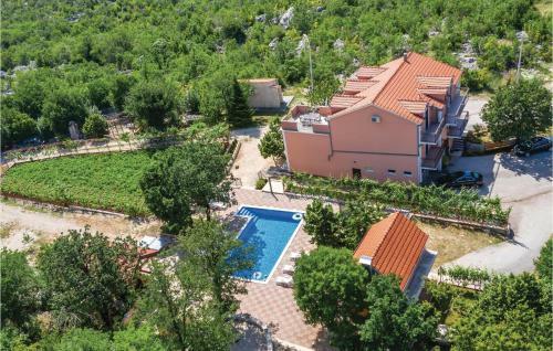 Three-bedroom Apartment In Rastovac
