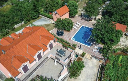 Three-bedroom Apartment In Rastovac