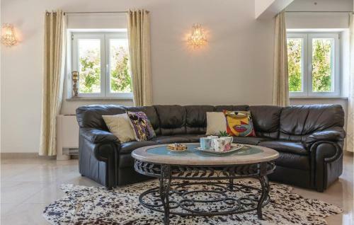 Four-bedroom Holiday Home In Zagvozd