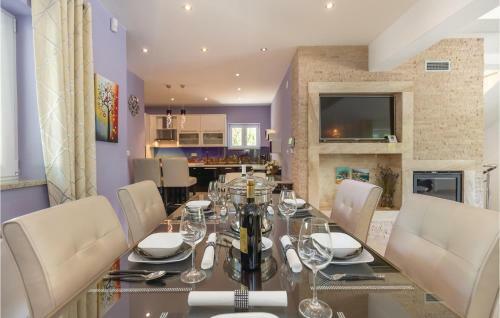 Four-bedroom Holiday Home In Zagvozd