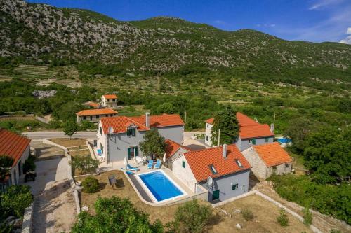 Villa Roglic With Pool In Dalmatian Hinterland