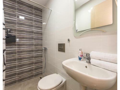Six-bedroom Holiday Home In Zagvozd