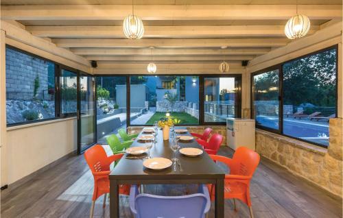 Six-bedroom Holiday Home In Zagvozd
