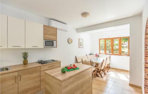 Six-bedroom Holiday Home In Zagvozd
