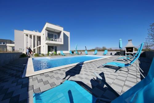 Croliday Apartment With Pool Nin