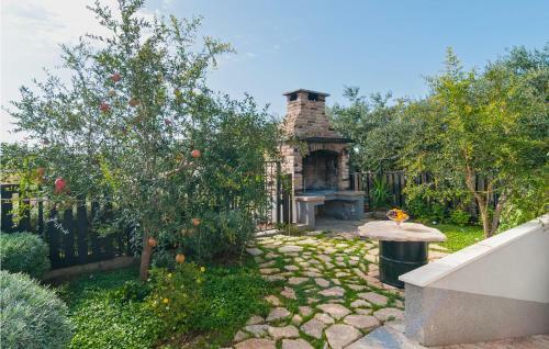 Six-bedroom Holiday Home In Zrnovnica