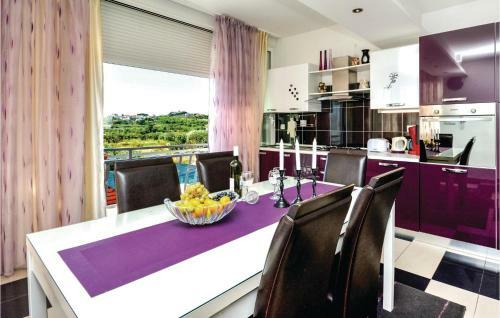 Six-bedroom Holiday Home In Zrnovnica