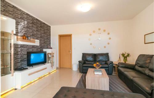 Six-bedroom Holiday Home In Zrnovnica