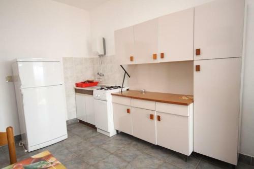 Apartment Metajna 6466g