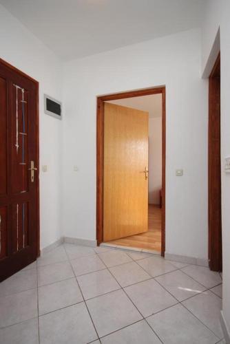 Apartment Kustici 6353b