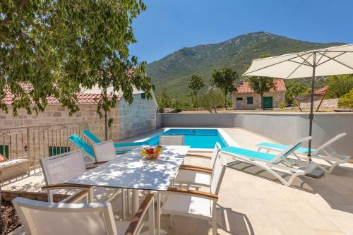 Zupa Villa Sleeps 8 Pool Air Con Wifi