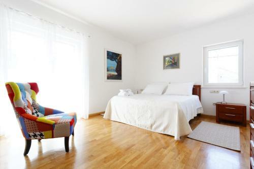 Zupa Villa Sleeps 6 Pool Air Con Wifi