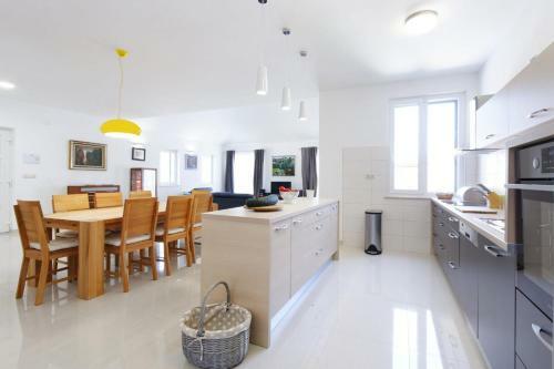 Zupa Villa Sleeps 6 Pool Air Con Wifi