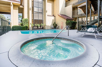 Hotel Rodeway Inn & Suites
