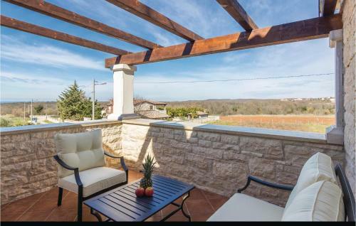 Three-bedroom Holiday Home In Stifanici