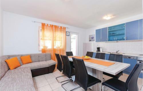 Four-bedroom Holiday Home In Stobrec