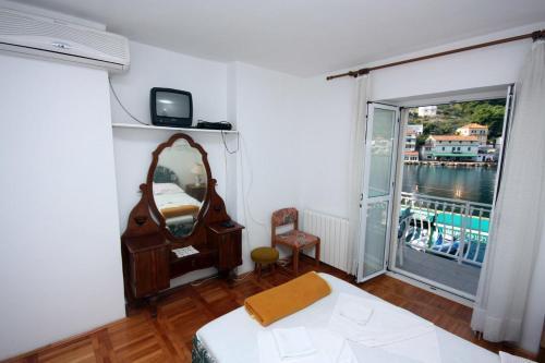 Apartments By The Sea Stomorska (Solta) - 781