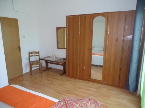 Apartments With A Parking Space Gornje Selo (Solta) - 14009