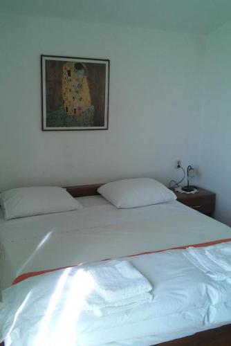 Apartments With A Parking Space Gornje Selo (Solta) - 14009