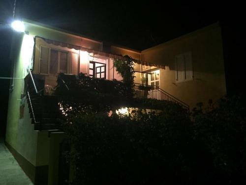 Apartments By The Sea Sucuraj (Hvar) - 2058