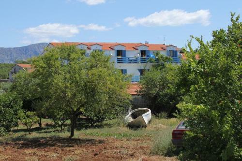 Apartments By The Sea Sucuraj (hvar) - 6852