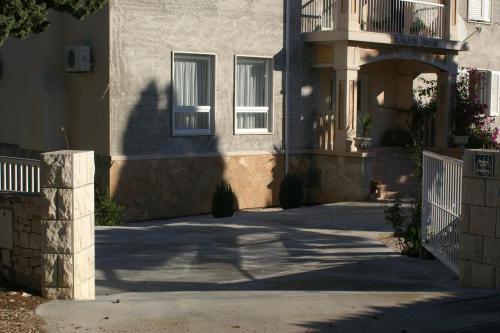 Hostal Apartments And Rooms With Parking Space Sumartin (Brac) - 757